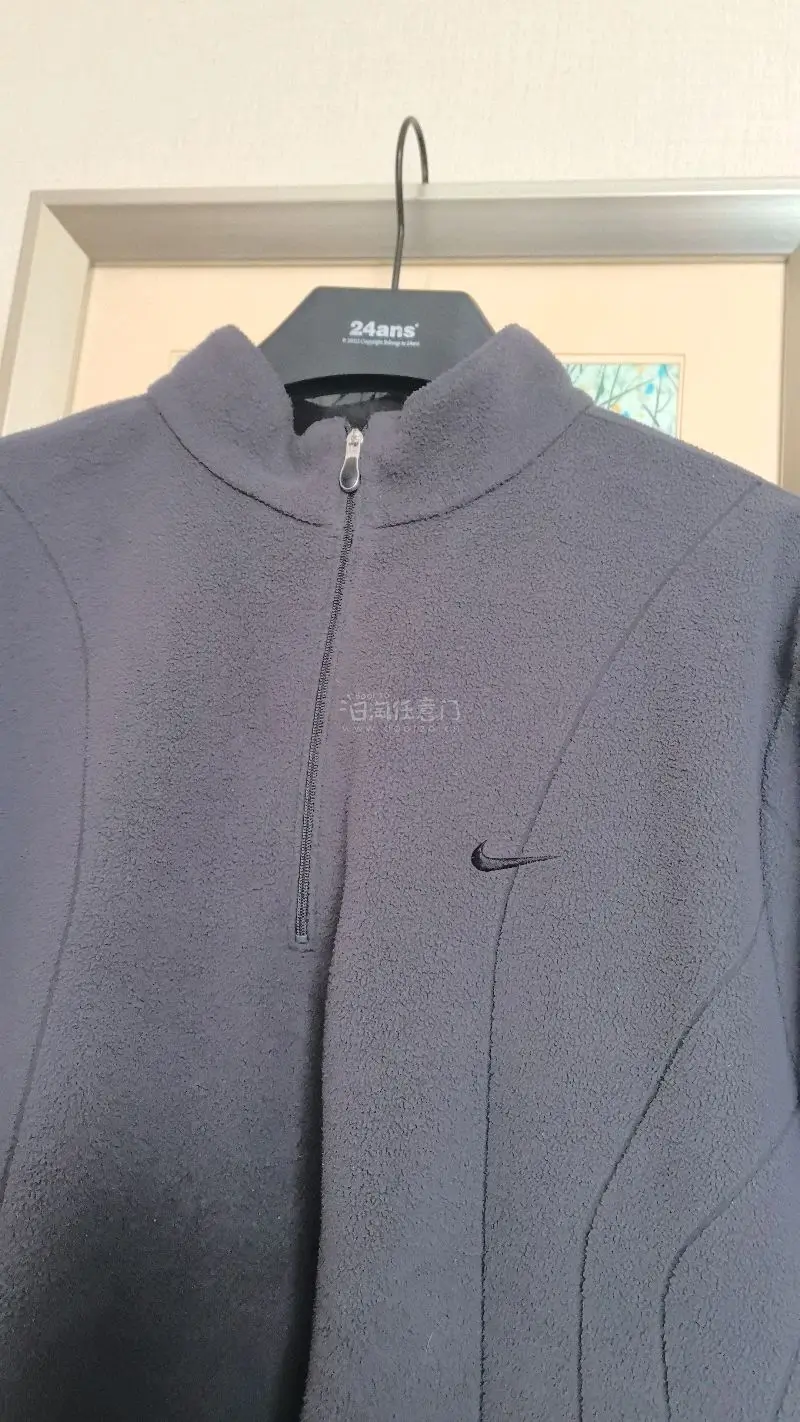 买了一件nike golf的抓绒polo，完全符合描述，帅气又划算，快递时效性也很快，从下单到收到衣服也就半个月左右的样子，衣服也很满意，晒点图哈哈