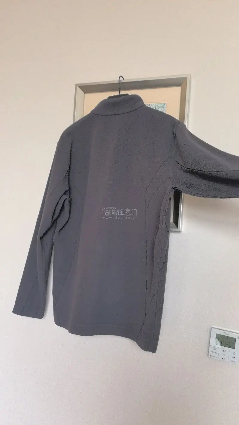 买了一件nike golf的抓绒polo，完全符合描述，帅气又划算，快递时效性也很快，从下单到收到衣服也就半个月左右的样子，衣服也很满意，晒点图哈哈