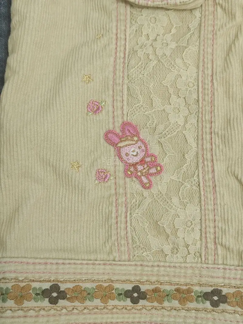 四月购物体验非常满意，入手了两件萌萌小衣服。两件衣服都面料亲肤、走线工整，没有瑕疵完全超出预期，平台物流还可以，国际包裹包装挺严实用心的，客服响应及时又专业，还可以全程追踪