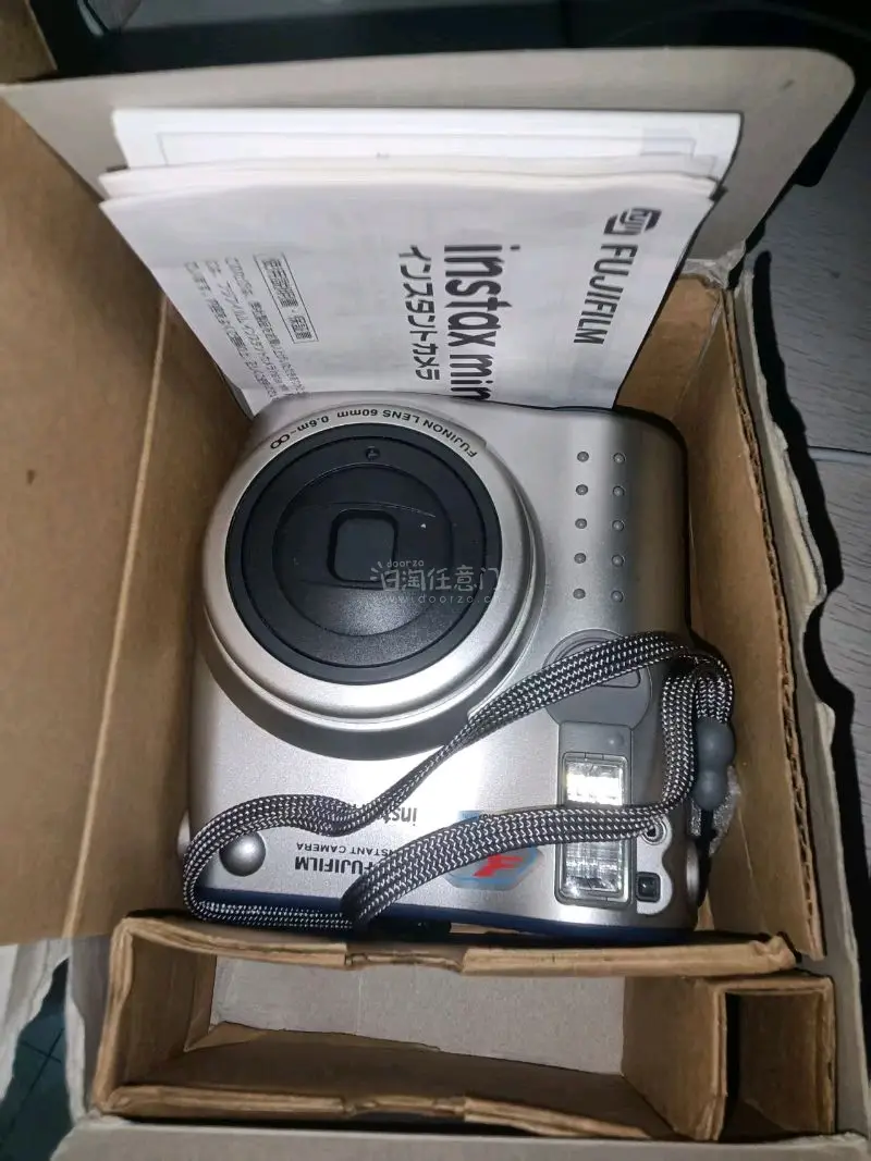 拍立得机子都没什么问题，有一台mini10包装都在还带了说明书，真的几乎是全新的，拍出来的照片也超级好看，谢谢挖煤姬平台，让我能淘到这么好的机器，ccd拍出来也有很复古的感觉我特别喜欢！