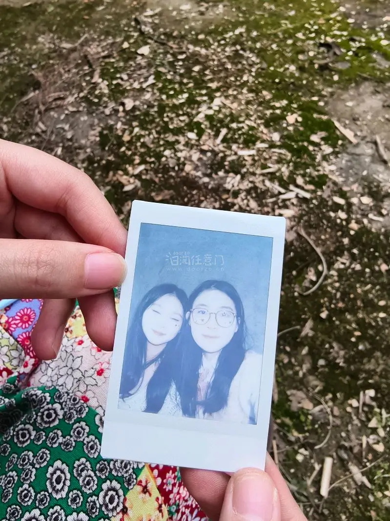 包裹很大，而且很多泡沫包装很好，完全不用担心运输路上会压坏，拍立得和ccd完好无损，mini90质量也特别好，按键拍摄都没问题，大家可以看我拍得照片ʕ ◦`꒳´◦ʔ