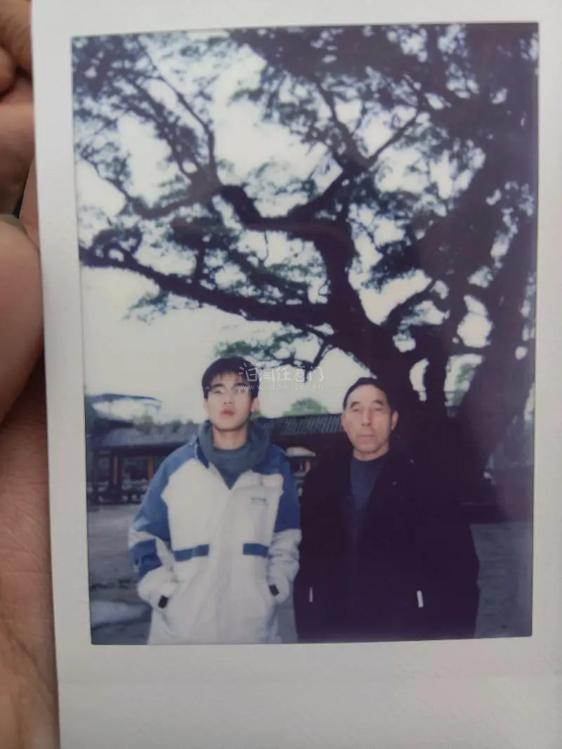 包裹很大，而且很多泡沫包装很好，完全不用担心运输路上会压坏，拍立得和ccd完好无损，mini90质量也特别好，按键拍摄都没问题，大家可以看我拍得照片ʕ ◦`꒳´◦ʔ