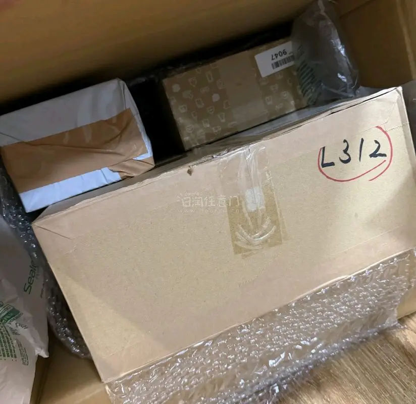 包裹很大，而且很多泡沫包装很好，完全不用担心运输路上会压坏，拍立得和ccd完好无损，mini90质量也特别好，按键拍摄都没问题，大家可以看我拍得照片ʕ ◦`꒳´◦ʔ