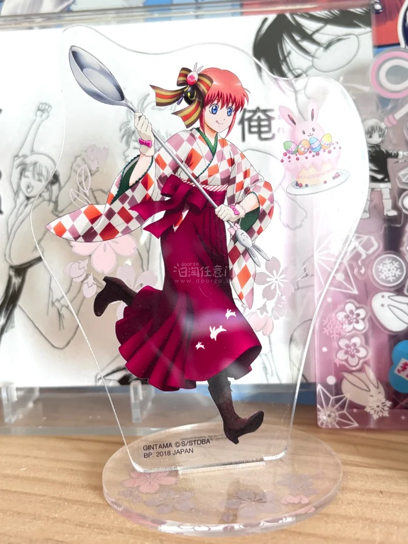 终于收到心心念念的银魂神乐谷子啦！这次入手的神乐世界展吧唧和茶会立牌都超绝，吧唧的闪粉质感拉满，神乐的笑脸元气满满，立牌的造型也超可爱，拿着大勺的样子还原度超高，细节满满！还有意外收获的银桑cos 悲呜屿行冥的色纸，有点搞笑又有点帅气，书法字体也很有氛围感，每一件都...