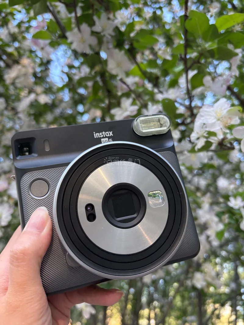 已经第二次使用挖煤姬进行代切了，非常方便，这次淘到了基本全新的sq6拍立得，非常喜欢。春天来了，刚好可以带拍立得到周边踏春，可以拍很多喜欢的照片！这次走的EMS路线，国际物流速度很快,很满意，会继续支持挖煤机！