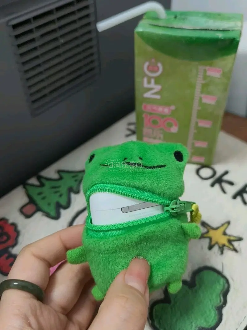 收到了可爱的shianda小动物耳机包  完全可以装进去 也可以装钥匙 做工一般但胜在可爱 萌物增加了哈哈哈哈