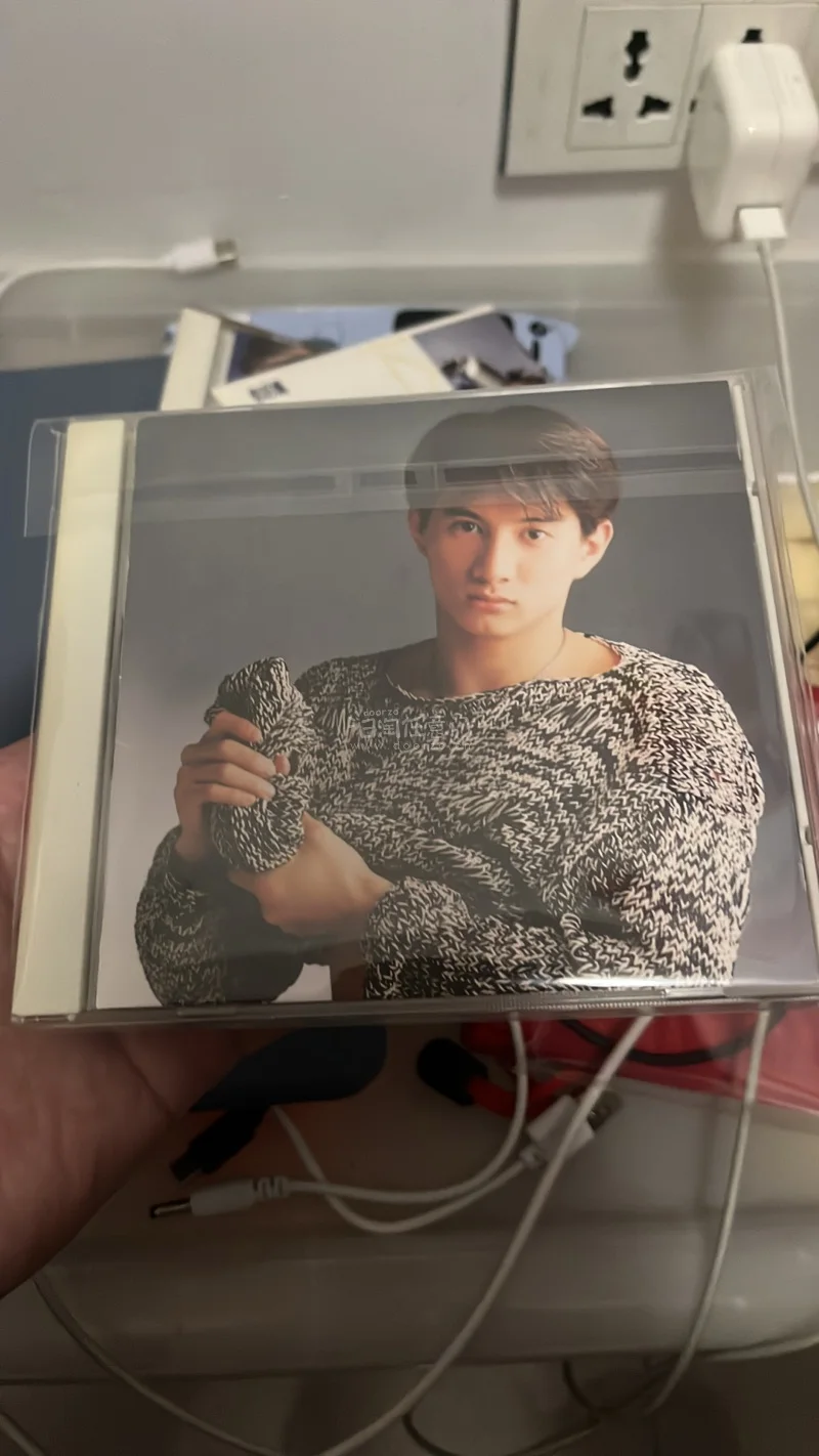 在挖煤姬圆梦啦！顺利拿下吴奇隆日版CD，又蹲到林志颖与裘海正台压版绝版老碟，包装严实、碟品惊艳，到手“八角尖尖”。代拍高效、物流稳妥，操作省心，对港乐老粉太友好，满分推荐！