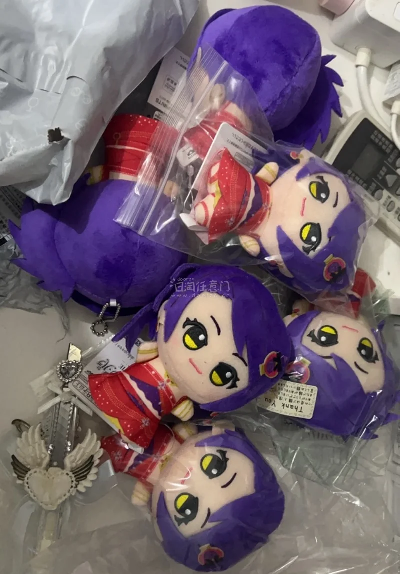 这次的周边购物体验超级棒！收到的努努玩偶，品相完全超出预期。毛绒面料柔软细腻，没有掉毛和异味，刺绣精致工整，眼缘灵动，高度还原了角色的紫色发型与标志性特征，手感软糯超治愈。

卖家发货特别快，包装非常严实，特意用了气泡膜保护，收到时玩偶完好无损，没有任何挤压变形。作...