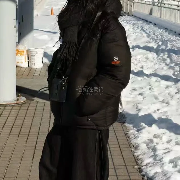 在挖煤姬挖到心仪羽绒服太惊喜✨实物和图片几乎无差，绒朵饱满蓬松、保暖超在线，版型显瘦不臃肿，做工精细几乎不跑绒～
平台打包很严实，衣服没有压皱破损，国际物流速度很稳，清关顺畅、物流更新清晰，价格性价比超高
海淘全过程省心又靠谱，细节标注很到位，购物体验满分，以后日淘...