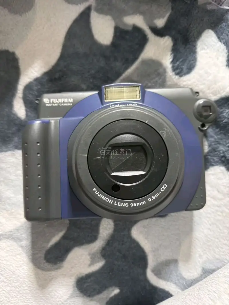 淘到了99年的宽幅拍立得，没有漏墨，很新，功能正常，保存完好，太棒啦，正好最近买了wide相纸，可以拍拍拍，非常期待，闪光灯正常，可以拍近景和远景呢。挖煤姬真的超方便，这次选的邮政epl，挺快的，到手完好，非常喜欢呀！