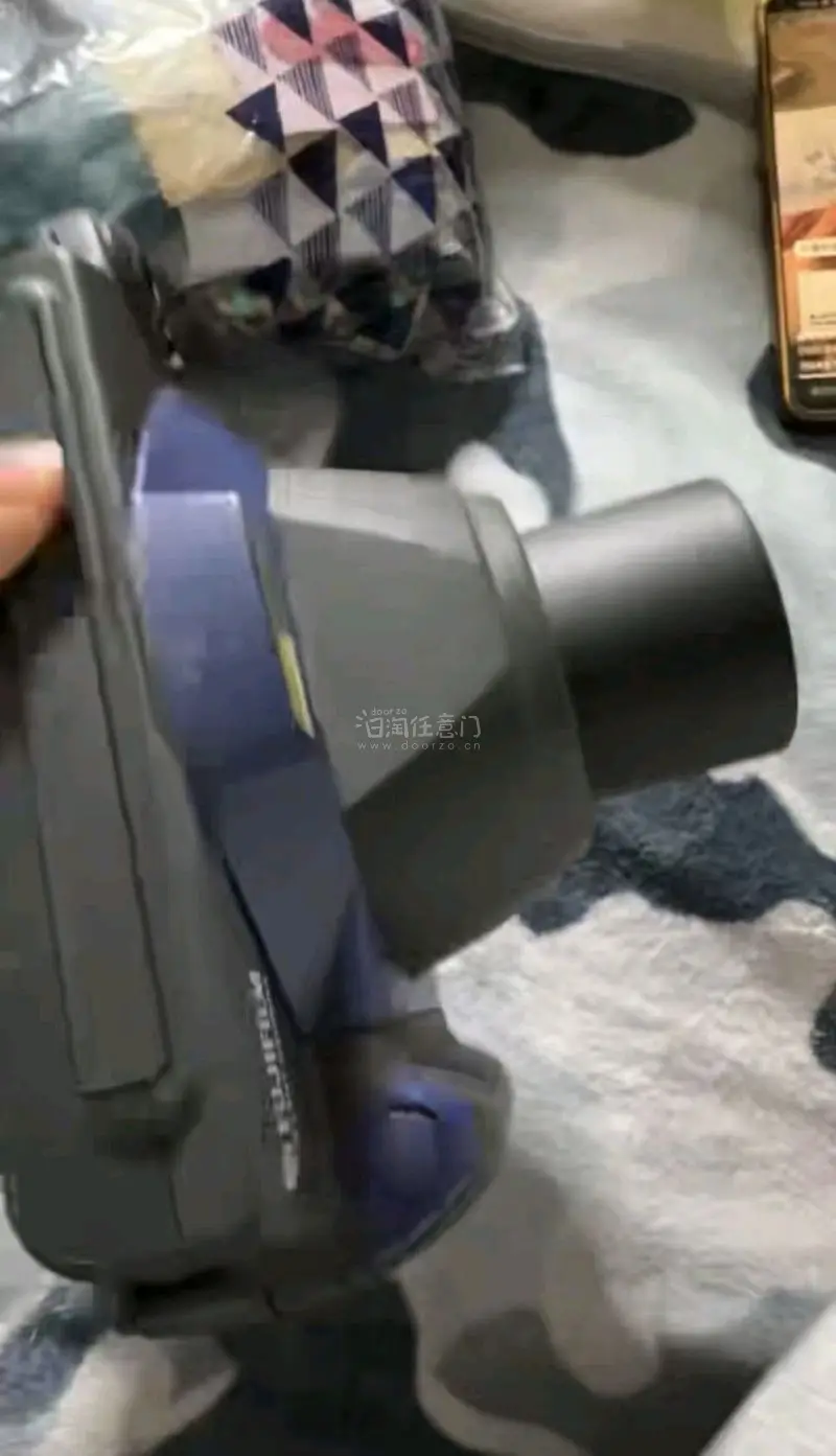 淘到了99年的宽幅拍立得，没有漏墨，很新，功能正常，保存完好，太棒啦，正好最近买了wide相纸，可以拍拍拍，非常期待，闪光灯正常，可以拍近景和远景呢。挖煤姬真的超方便，这次选的邮政epl，挺快的，到手完好，非常喜欢呀！