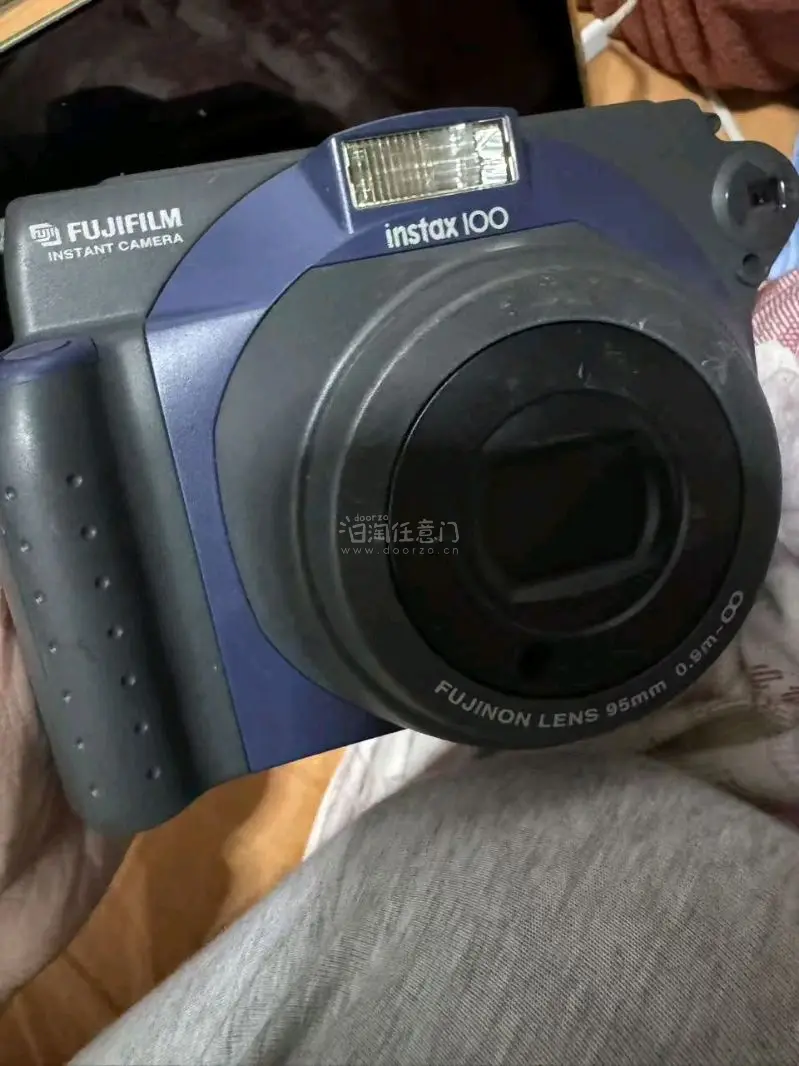 淘到了99年的宽幅拍立得，没有漏墨，很新，功能正常，保存完好，太棒啦，正好最近买了wide相纸，可以拍拍拍，非常期待，闪光灯正常，可以拍近景和远景呢。挖煤姬真的超方便，这次选的邮政epl，挺快的，到手完好，非常喜欢呀！