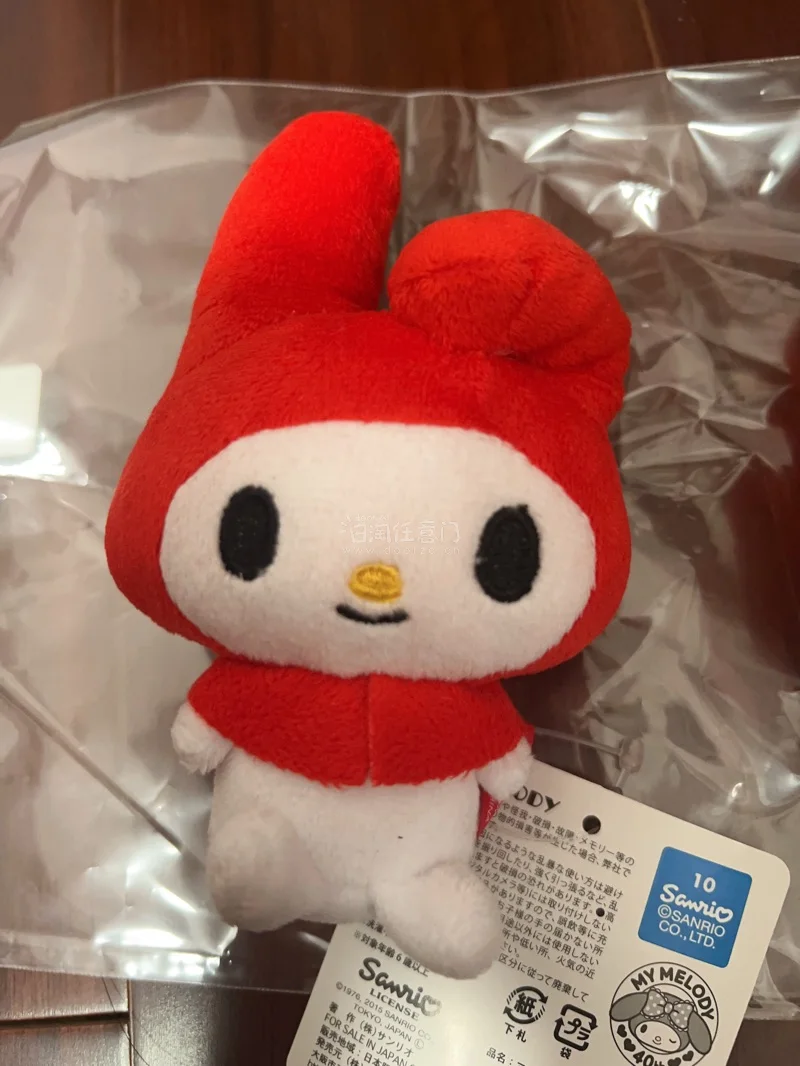 红头美乐蒂千千万，这两只有什么不一样。首先脑袋特别大，可可爱爱；其次，背面有大灰狼的印花，是2015年小红帽和大灰狼系列；然后就没有最后啦，一对收回来的。