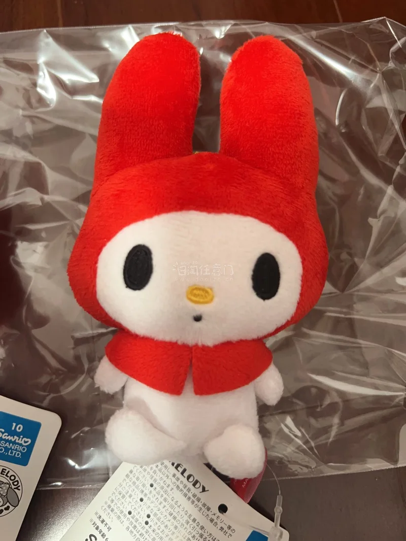 红头美乐蒂千千万，这两只有什么不一样。首先脑袋特别大，可可爱爱；其次，背面有大灰狼的印花，是2015年小红帽和大灰狼系列；然后就没有最后啦，一对收回来的。