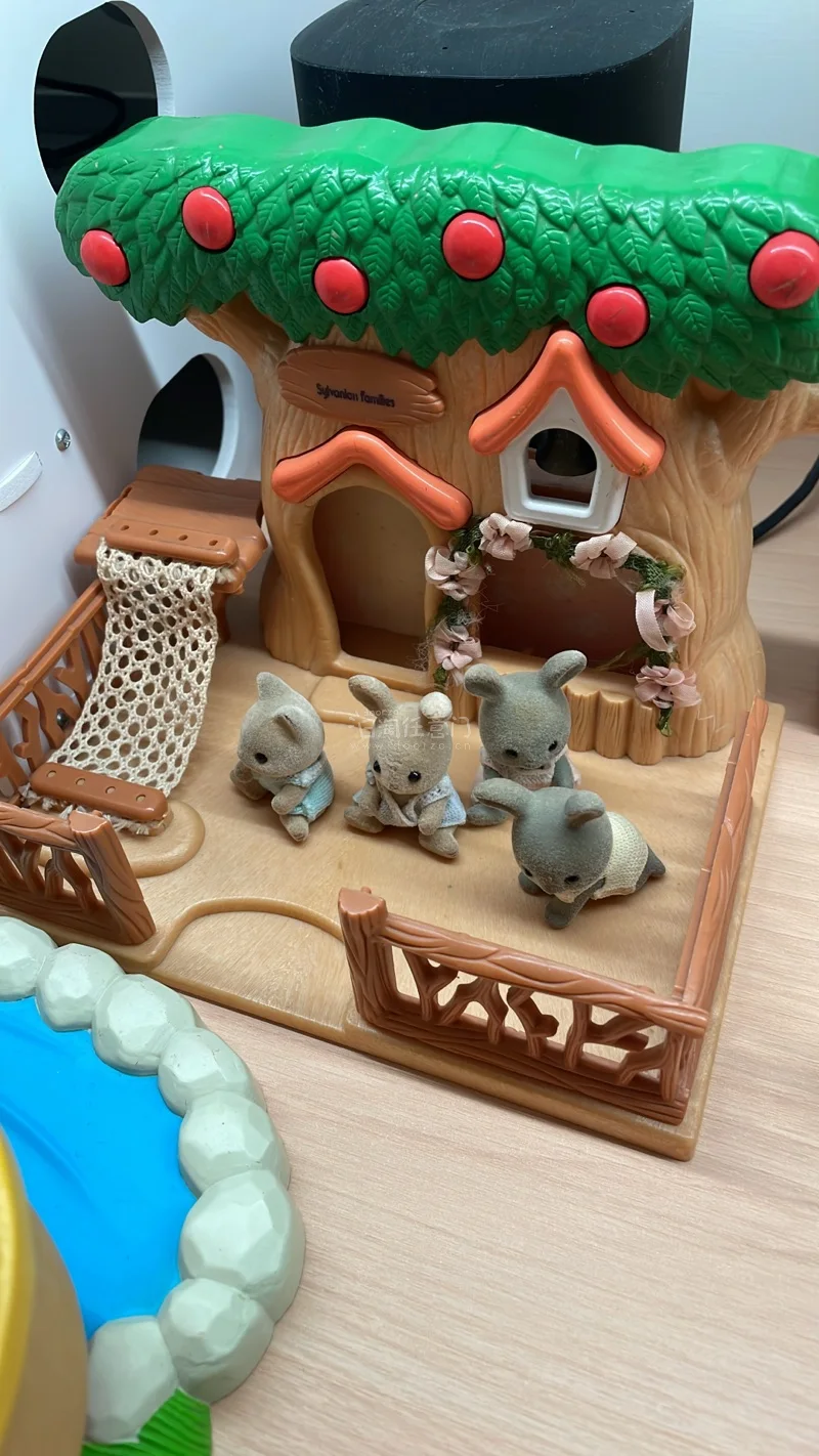 这一单最大的收获就是买到了一套保存比较好的森家红色儿童乐园系列，不但有4个场景，还有比较稀缺的公仔，美中不足的是海盗船的桅杆断了，需要502的帮助了。