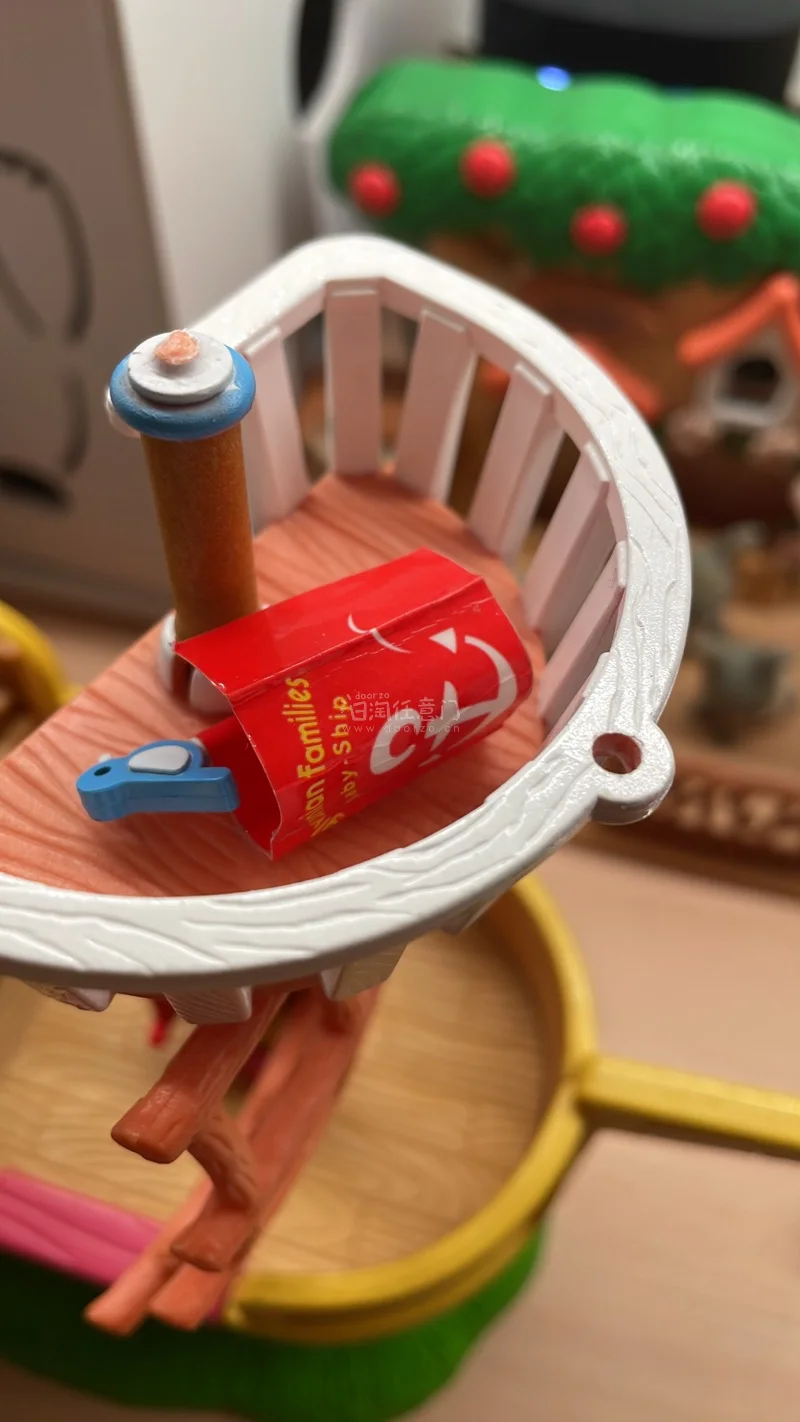 这一单最大的收获就是买到了一套保存比较好的森家红色儿童乐园系列，不但有4个场景，还有比较稀缺的公仔，美中不足的是海盗船的桅杆断了，需要502的帮助了。