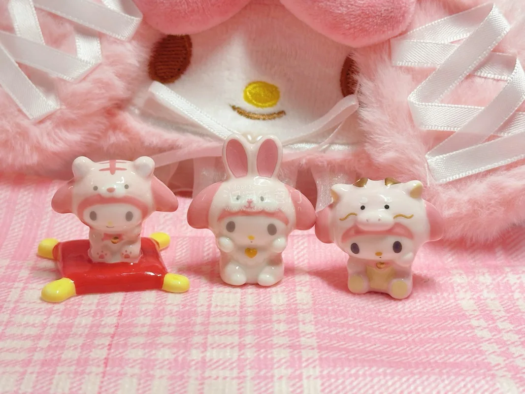 这次入手的美乐蒂周边很满意。钥匙扣做工精致，细节还原得很好，挂在包上很合适；陶瓷小摆件釉面光滑，造型可爱，摆在桌面很治愈。整体质量超出预期，包装也很稳妥，收到时都完好无损，是一次很舒服的购物体验。