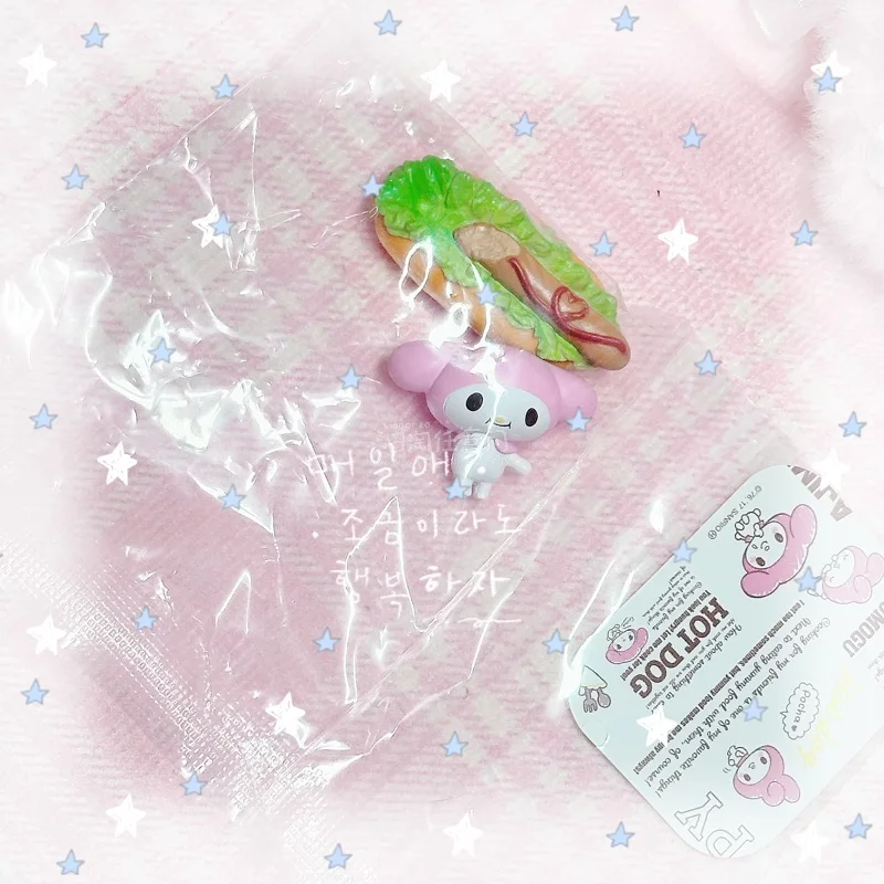 这次入手的美乐蒂周边很满意。钥匙扣做工精致，细节还原得很好，挂在包上很合适；陶瓷小摆件釉面光滑，造型可爱，摆在桌面很治愈。整体质量超出预期，包装也很稳妥，收到时都完好无损，是一次很舒服的购物体验。