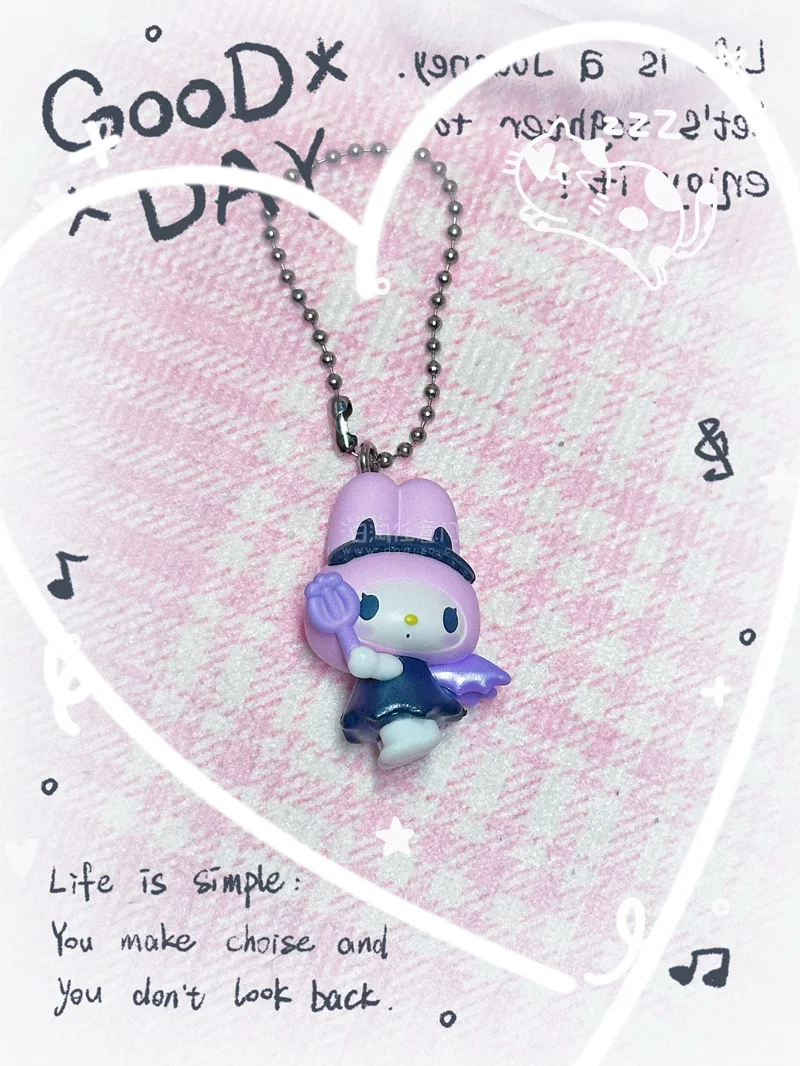 这次入手的美乐蒂周边很满意。钥匙扣做工精致，细节还原得很好，挂在包上很合适；陶瓷小摆件釉面光滑，造型可爱，摆在桌面很治愈。整体质量超出预期，包装也很稳妥，收到时都完好无损，是一次很舒服的购物体验。