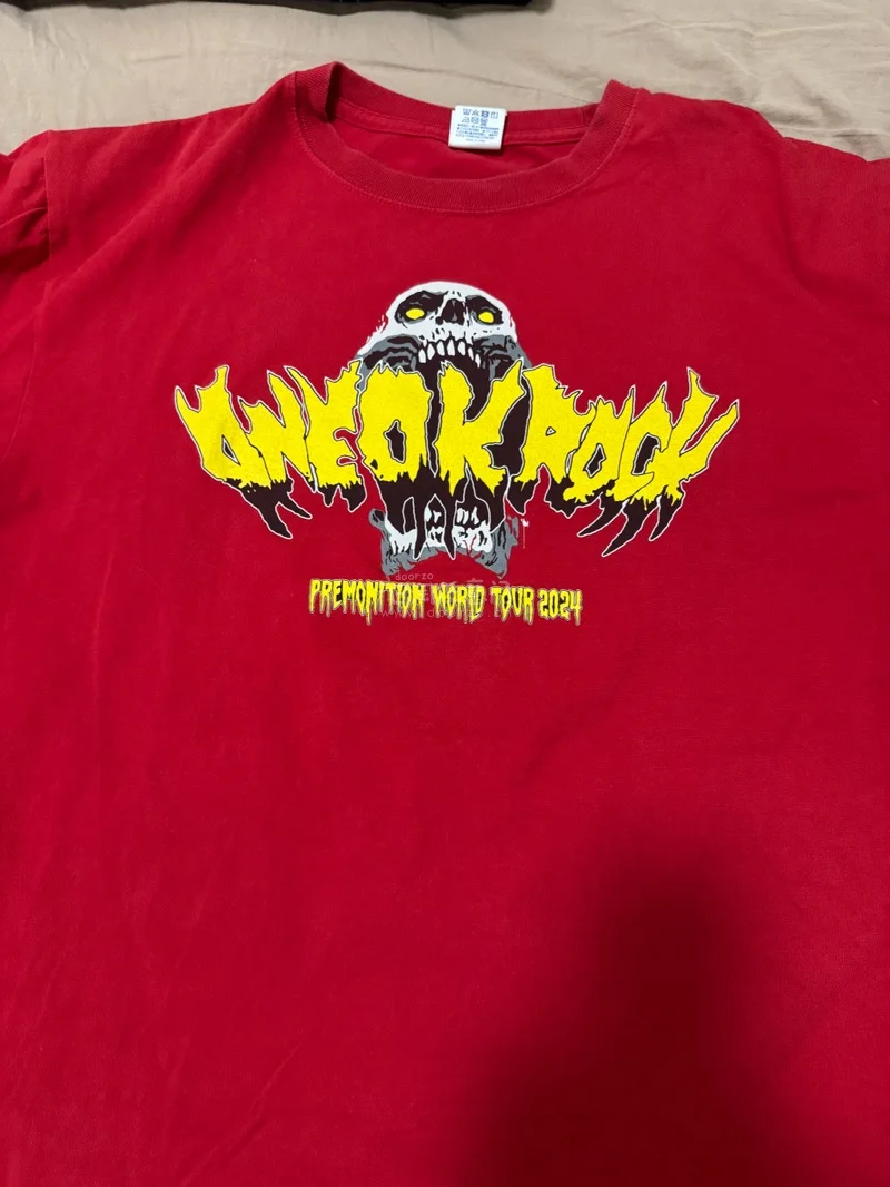 终于无痛拥有错过的梦情红骨t，在演唱会前美美收到。还买了一些不常见的周边t。第一次购买，总的来说非常方便，过程中骚扰了好几次客服也很好的解答了，推举推荐