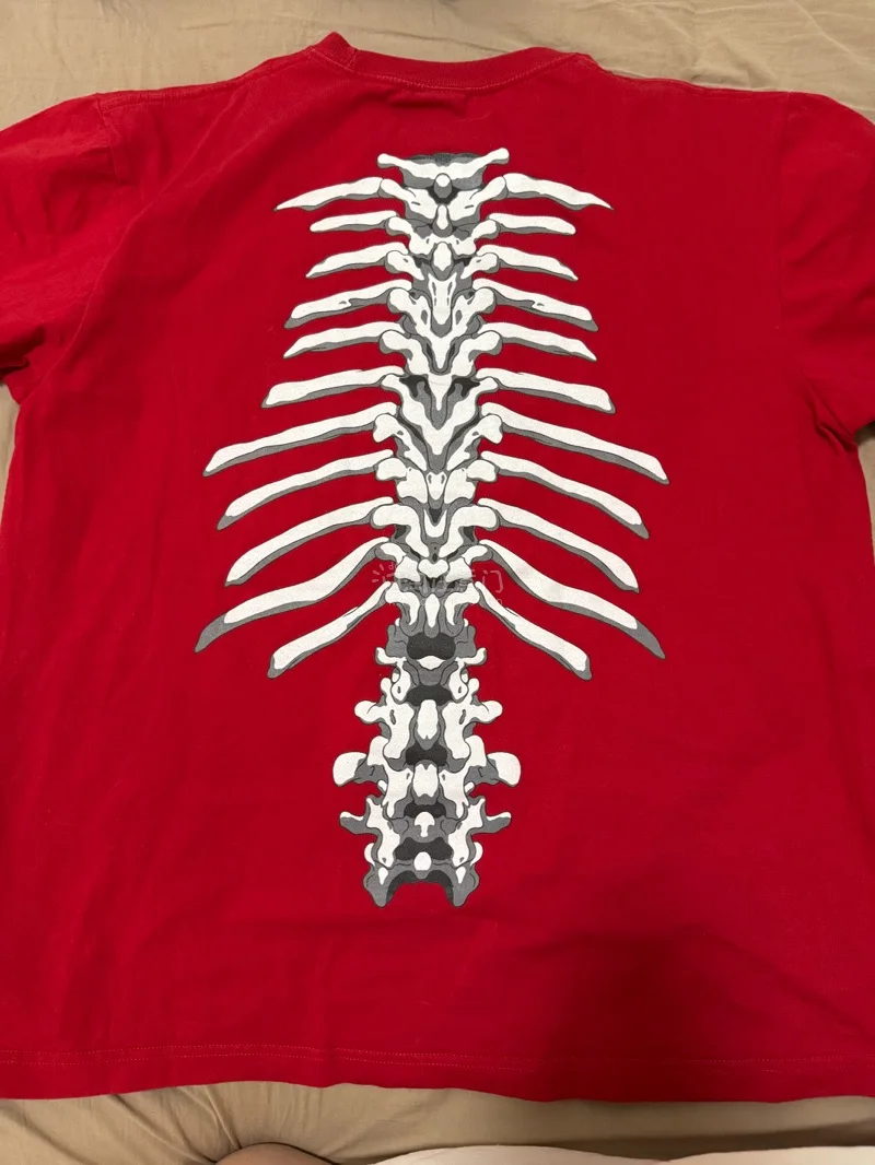 终于无痛拥有错过的梦情红骨t，在演唱会前美美收到。还买了一些不常见的周边t。第一次购买，总的来说非常方便，过程中骚扰了好几次客服也很好的解答了，推举推荐