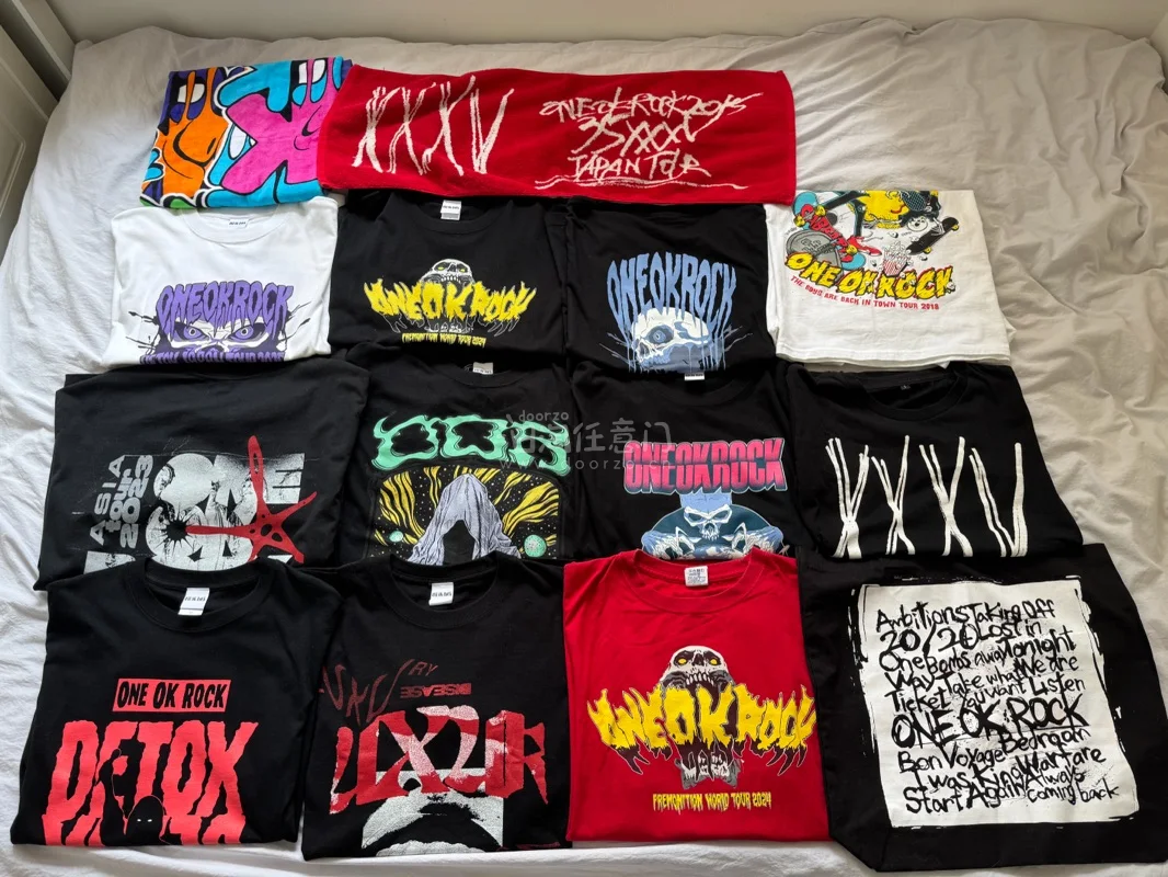 终于无痛拥有错过的梦情红骨t，在演唱会前美美收到。还买了一些不常见的周边t。第一次购买，总的来说非常方便，过程中骚扰了好几次客服也很好的解答了，推举推荐