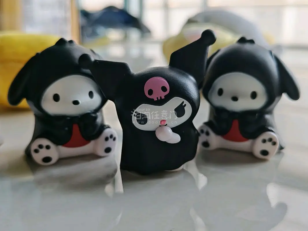 挖煤姬踏春好物分享✨
首推这组布丁狗摆件盲盒，软fufu的小黄狗们化身甜品小天使，每一只都萌到心化，摆在野餐垫上，连风都变得甜滋滋，随手拍都是春日治愈大片。酷洛米幽灵系列小摆件，给春日出行添了一抹个性，不管是摆拍还是当桌面小摆件，都很治愈～还有软乎乎的毛绒挂件们！毛...