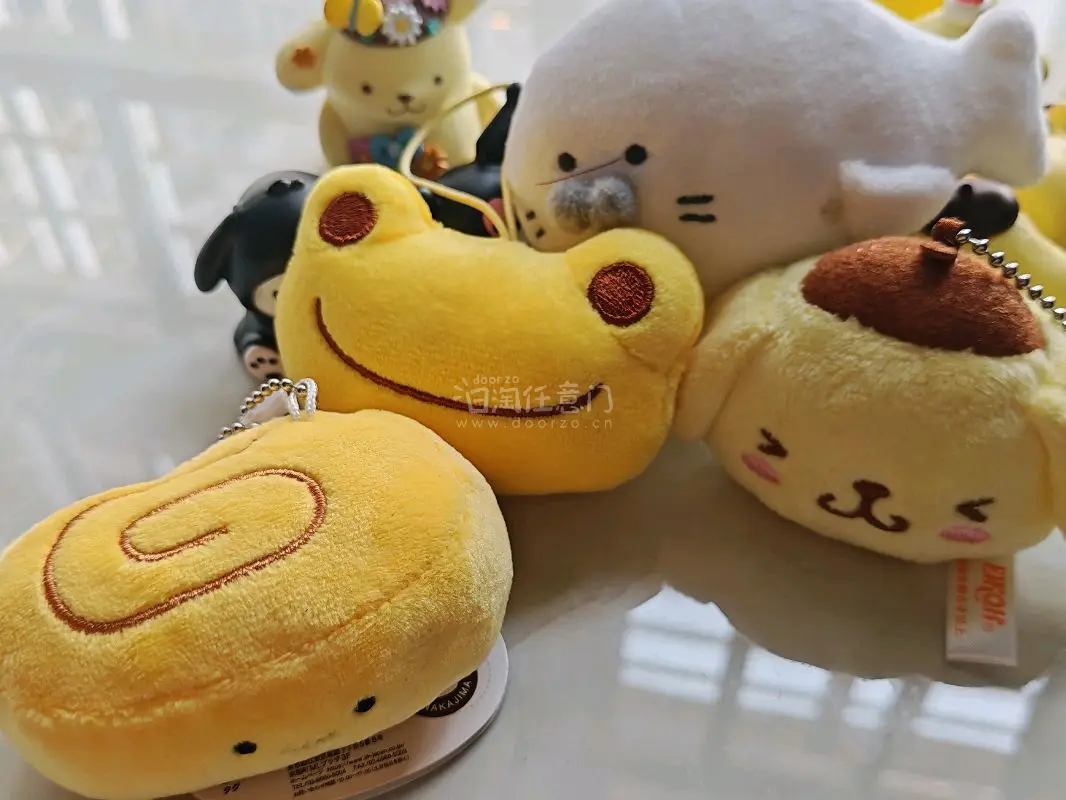 挖煤姬踏春好物分享✨
首推这组布丁狗摆件盲盒，软fufu的小黄狗们化身甜品小天使，每一只都萌到心化，摆在野餐垫上，连风都变得甜滋滋，随手拍都是春日治愈大片。酷洛米幽灵系列小摆件，给春日出行添了一抹个性，不管是摆拍还是当桌面小摆件，都很治愈～还有软乎乎的毛绒挂件们！毛...