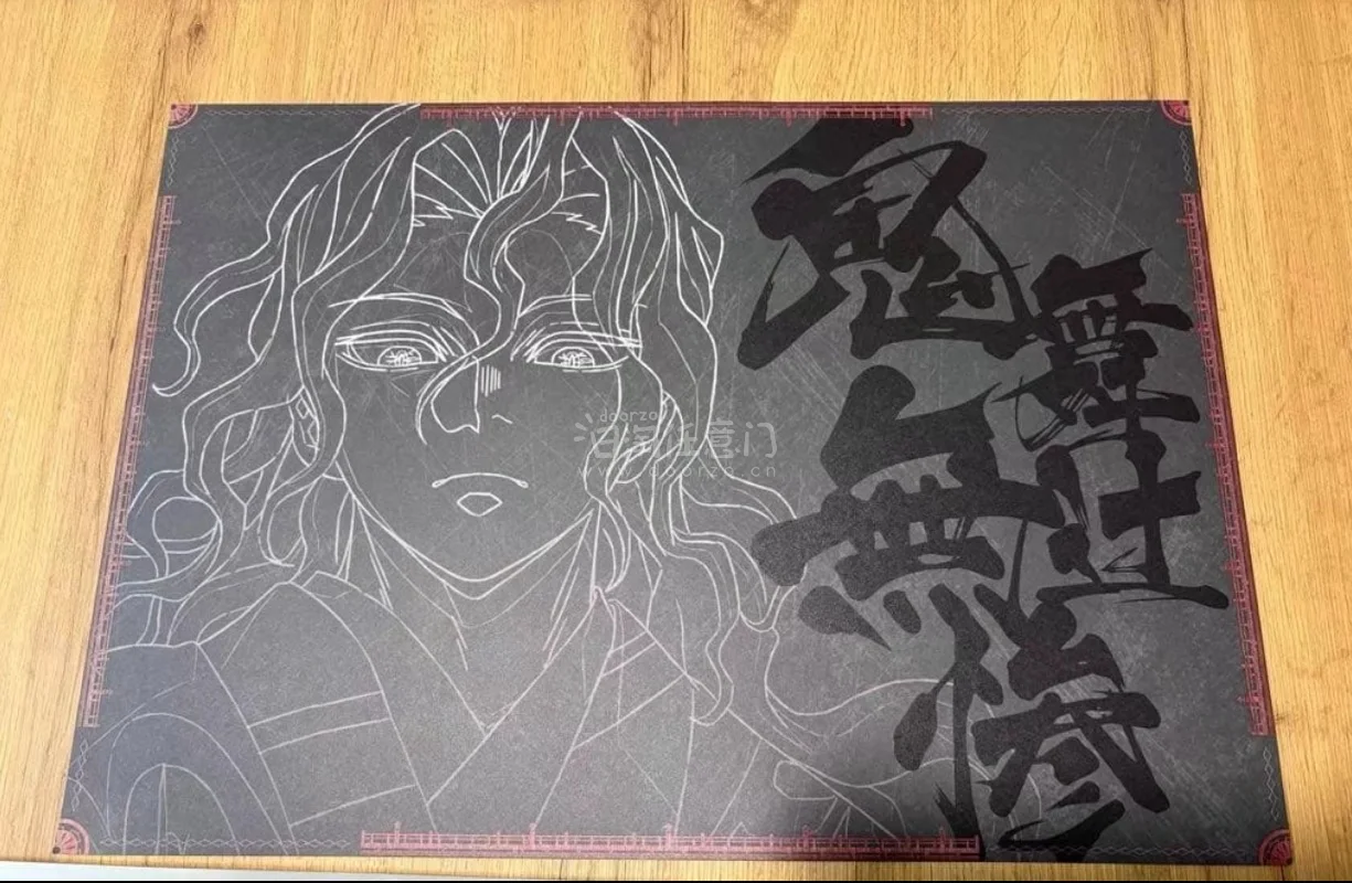 终于在挖煤姬入手了心心念念的鬼灭之刃无惨餐垫，整体体验超棒，必须重点夸夸打包！

餐垫本身印刷清晰、色彩还原度高，无惨的氛围感直接拉满，实物比图片更有质感。最让人安心的就是包装，外层硬纸箱厚实挺括，餐垫被多层气泡膜严密包裹，边角还做了额外加固，内部空隙也填满缓冲材料...