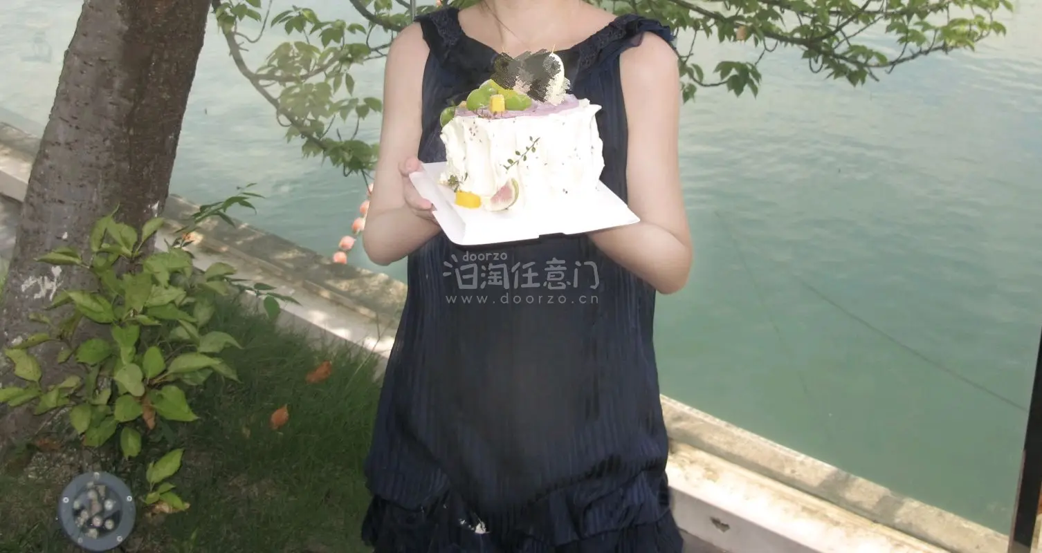 裙子质量特别好，穿着舒适，和商品界面描述一致
很古早日系，物流速度也蛮快的，而且积分抵运费很划算，好评。