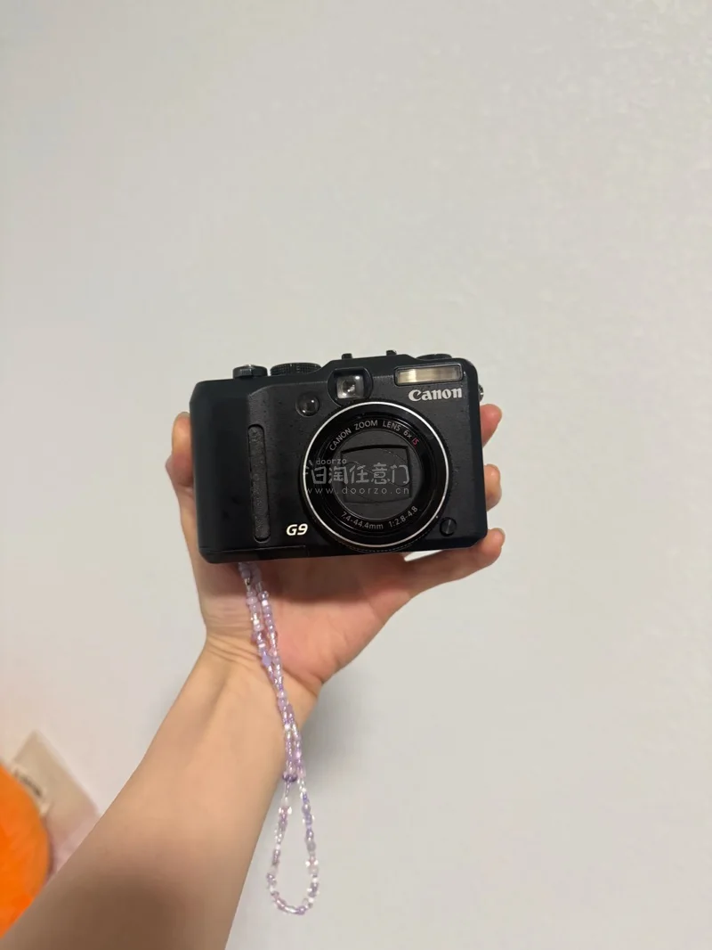 这台佳能G9 CCD是春日踏春拍照的宝藏相机！复古机身小巧便携，揣兜就能带出门，6倍光学变焦+大光圈镜头，拍春日花海、踏青人像自带柔焦胶片感，色彩暖润有氛围感，随手拍都是春日限定大片，是记录踏春美好瞬间的绝佳利器。

真的要吹爆挖煤姬！日淘CCD选它准没错，中文界面...
