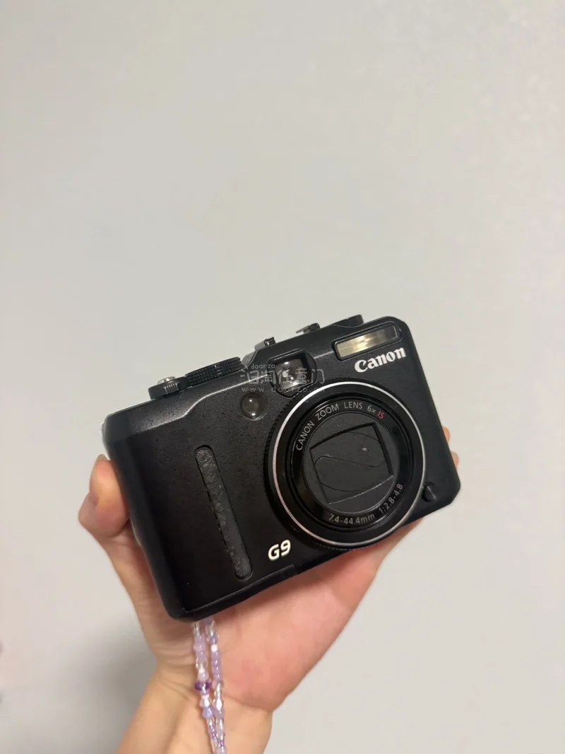 这台佳能G9 CCD是春日踏春拍照的宝藏相机！复古机身小巧便携，揣兜就能带出门，6倍光学变焦+大光圈镜头，拍春日花海、踏青人像自带柔焦胶片感，色彩暖润有氛围感，随手拍都是春日限定大片，是记录踏春美好瞬间的绝佳利器。

真的要吹爆挖煤姬！日淘CCD选它准没错，中文界面...