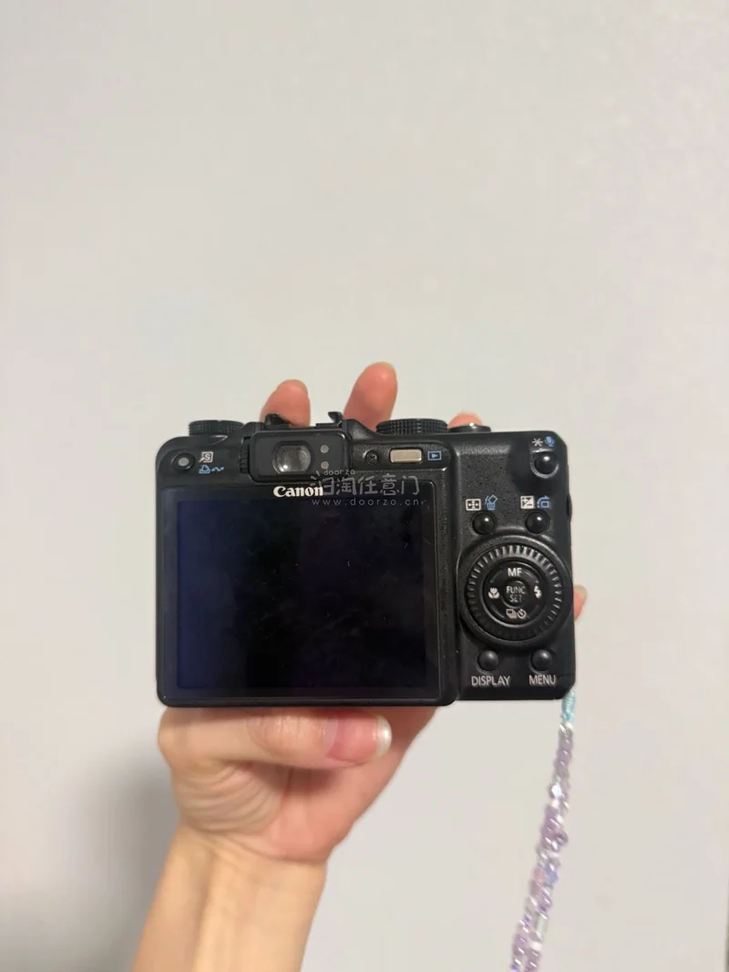 这台佳能G9 CCD是春日踏春拍照的宝藏相机！复古机身小巧便携，揣兜就能带出门，6倍光学变焦+大光圈镜头，拍春日花海、踏青人像自带柔焦胶片感，色彩暖润有氛围感，随手拍都是春日限定大片，是记录踏春美好瞬间的绝佳利器。

真的要吹爆挖煤姬！日淘CCD选它准没错，中文界面...