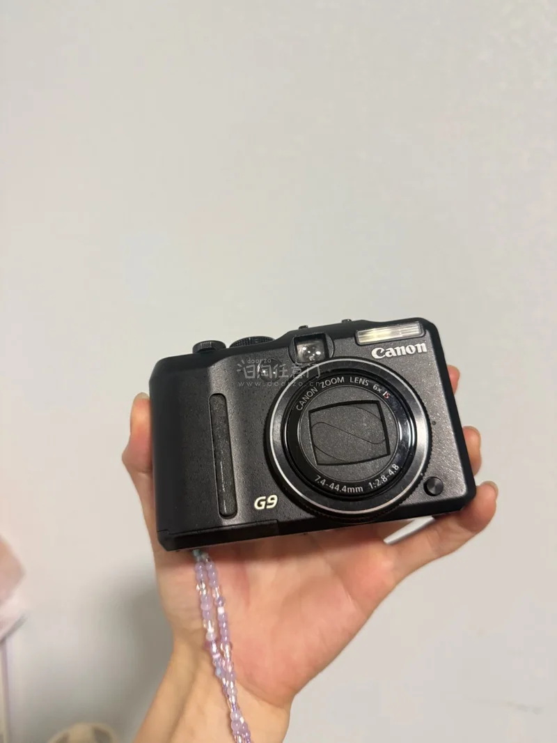 这台佳能G9 CCD是春日踏春拍照的宝藏相机！复古机身小巧便携，揣兜就能带出门，6倍光学变焦+大光圈镜头，拍春日花海、踏青人像自带柔焦胶片感，色彩暖润有氛围感，随手拍都是春日限定大片，是记录踏春美好瞬间的绝佳利器。

真的要吹爆挖煤姬！日淘CCD选它准没错，中文界面...