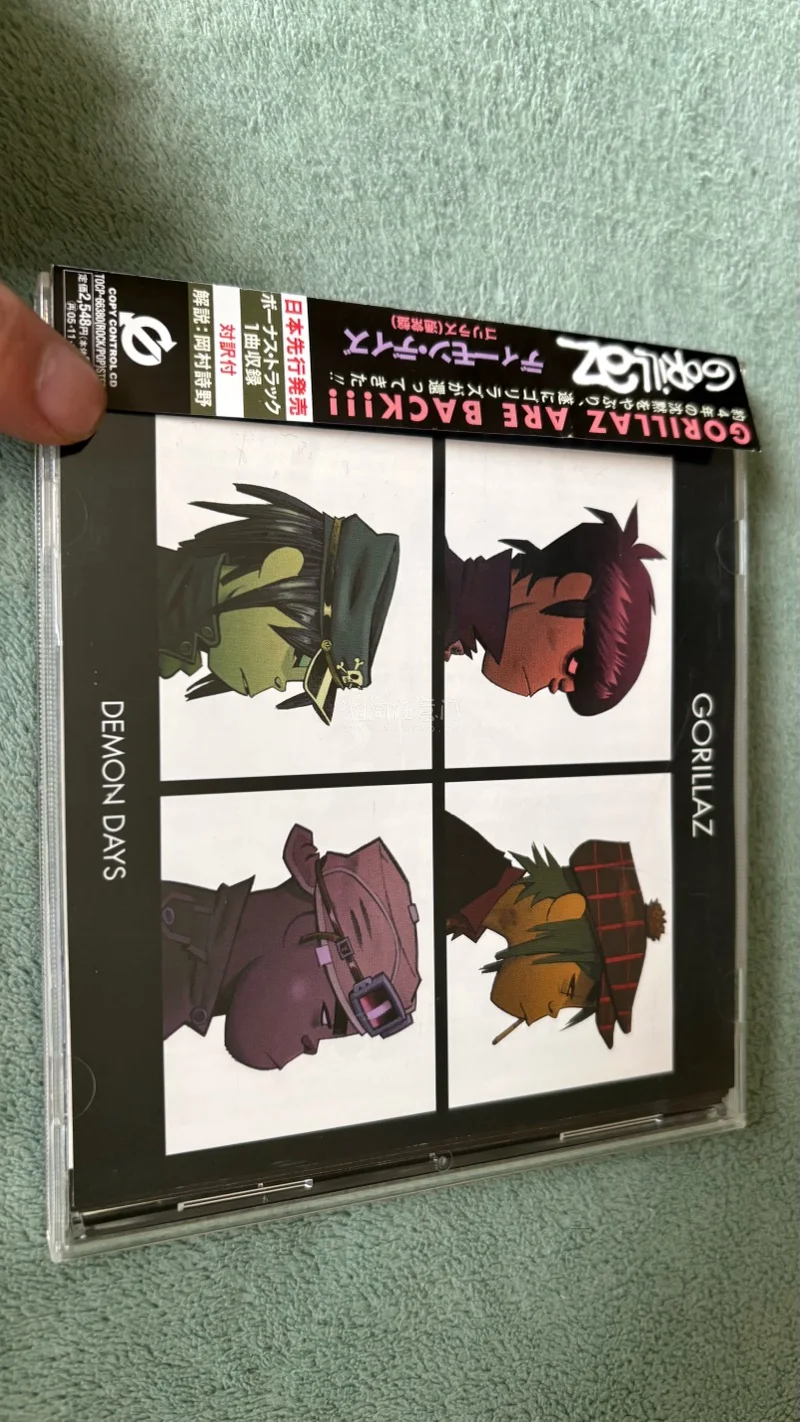 一张运费也是这么多 不如加2张 性价比挺高的 就是速度比国内改顺丰慢了十几天 还是先下单的 cd碟片无划痕 外壳有一些划痕  总体还算满意 最担心的是运输破损 还好 没出意外 箱子内部没有填满 有点晃荡 如果加胶带固定在纸盒边缘就完美了