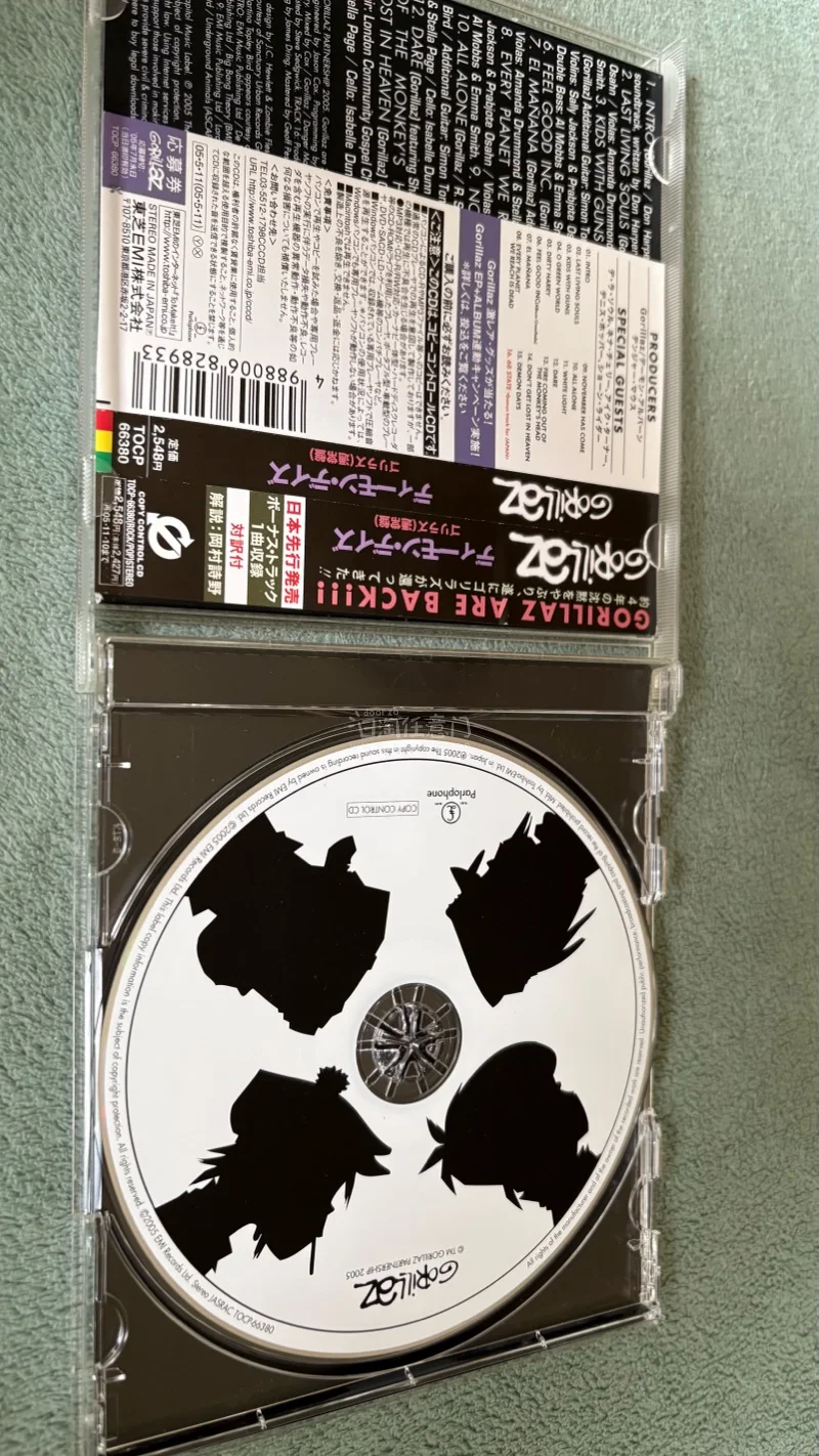 一张运费也是这么多 不如加2张 性价比挺高的 就是速度比国内改顺丰慢了十几天 还是先下单的 cd碟片无划痕 外壳有一些划痕  总体还算满意 最担心的是运输破损 还好 没出意外 箱子内部没有填满 有点晃荡 如果加胶带固定在纸盒边缘就完美了