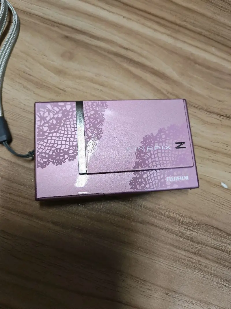 挖煤姬好物分享✨富士FinePix Z250fd 粉蕾丝CCD
 
谁懂啊！在挖煤姬淘到这台富士Z250fd真的挖到宝了?
粉粉嫩嫩的蕾丝花纹机身，拿在手里就是行走的复古甜妹氛围感神器，完全长在审美点上！
 
作为富士经典的CCD卡片机，它自带富士独有的浓郁胶片色调...