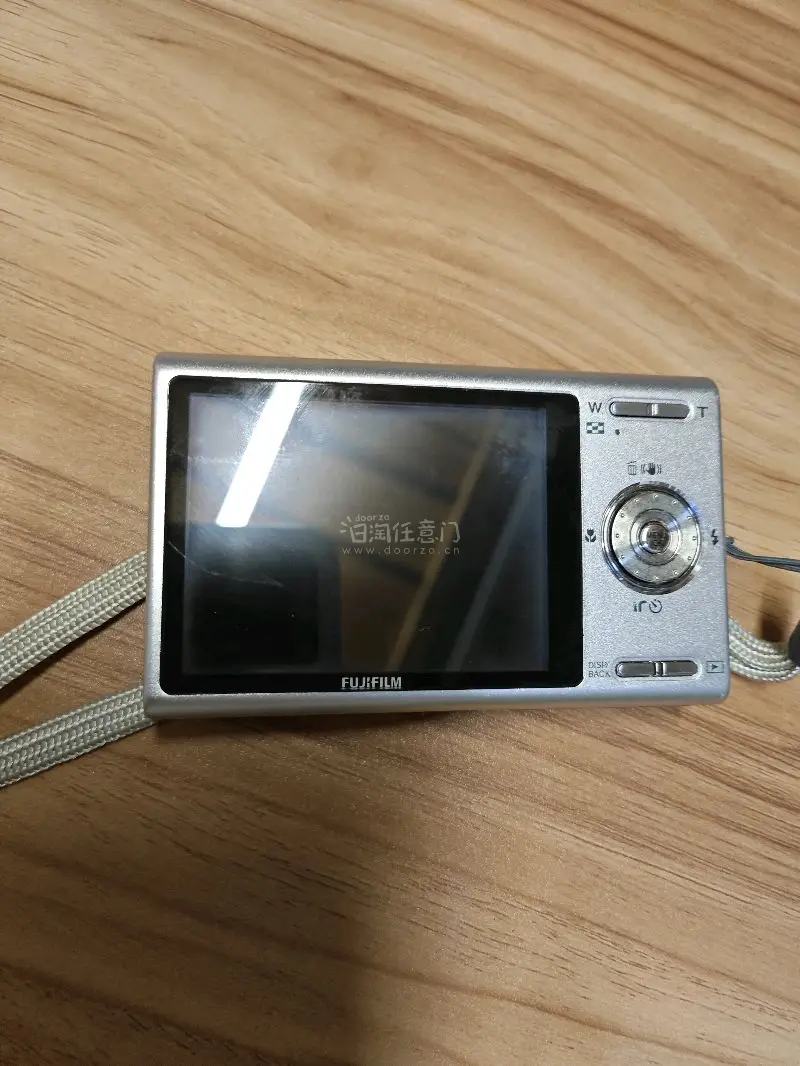 挖煤姬好物分享✨富士FinePix Z250fd 粉蕾丝CCD
 
谁懂啊！在挖煤姬淘到这台富士Z250fd真的挖到宝了?
粉粉嫩嫩的蕾丝花纹机身，拿在手里就是行走的复古甜妹氛围感神器，完全长在审美点上！
 
作为富士经典的CCD卡片机，它自带富士独有的浓郁胶片色调...