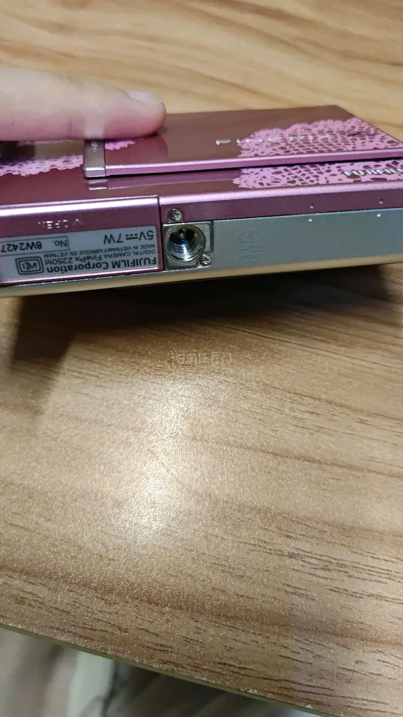 挖煤姬好物分享✨富士FinePix Z250fd 粉蕾丝CCD
 
谁懂啊！在挖煤姬淘到这台富士Z250fd真的挖到宝了?
粉粉嫩嫩的蕾丝花纹机身，拿在手里就是行走的复古甜妹氛围感神器，完全长在审美点上！
 
作为富士经典的CCD卡片机，它自带富士独有的浓郁胶片色调...