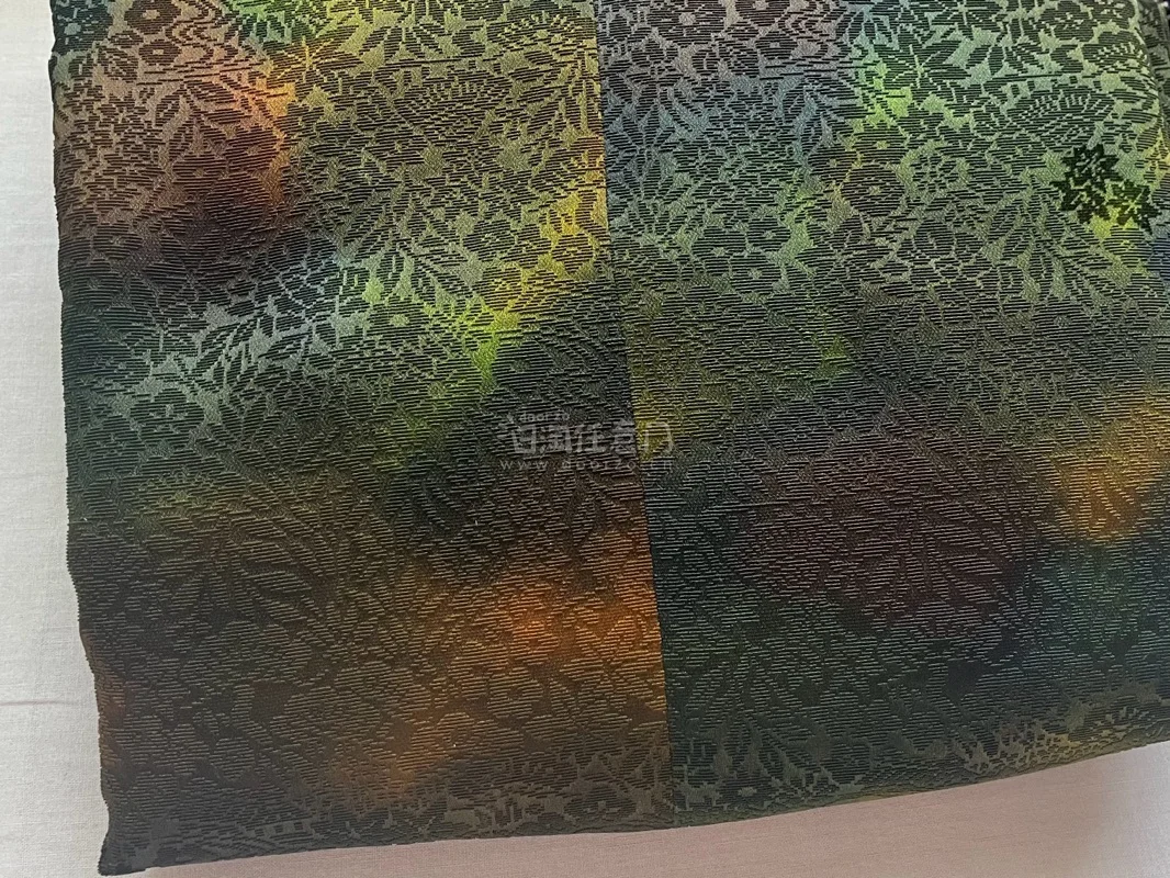 去年秋天就想要一件漂亮的绿色系外套，挑挑拣拣最后遇到了它，挖煤姬快速准确的帮我代购回来，打包也很棒，最后安全到手，非常满意哦