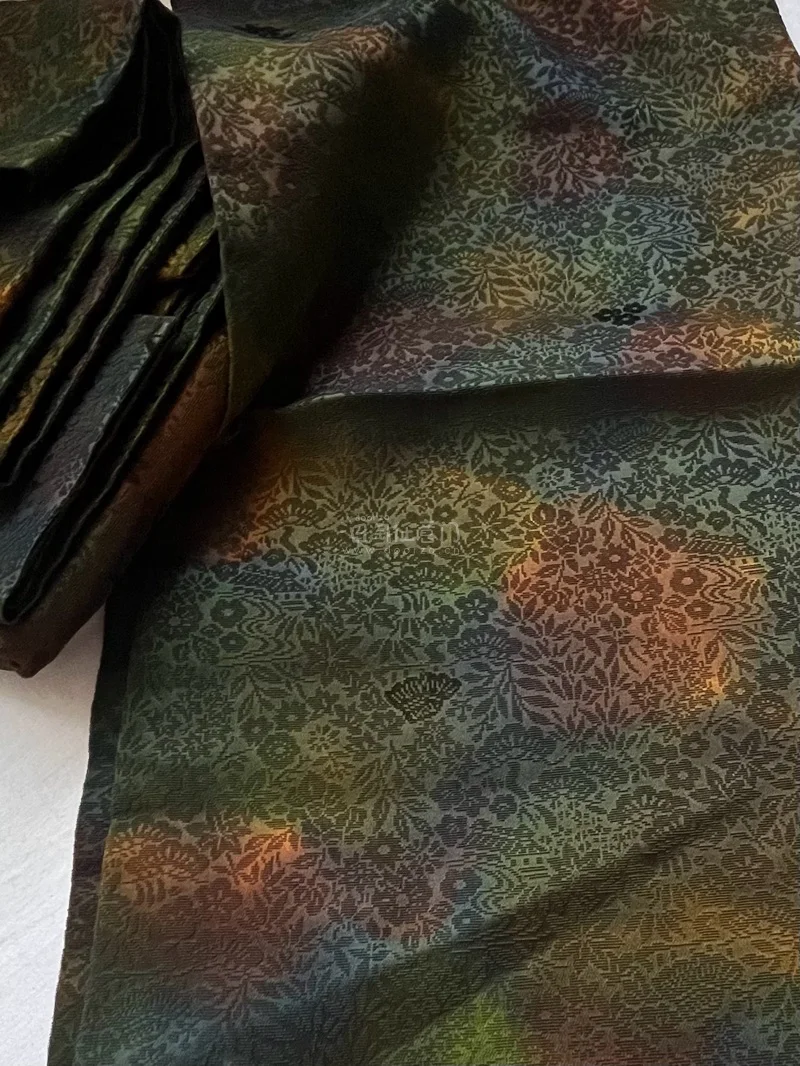 去年秋天就想要一件漂亮的绿色系外套，挑挑拣拣最后遇到了它，挖煤姬快速准确的帮我代购回来，打包也很棒，最后安全到手，非常满意哦