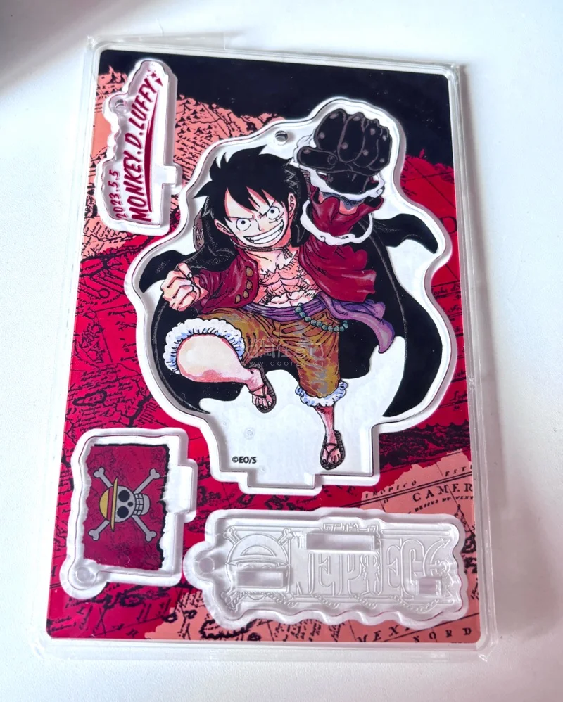 终于收到小银的手办和路飞的生日立牌啦，小银手办的脸圆嘟嘟的太可爱了，路飞的立牌这个烫金设计真的让人无法拒绝，很帅啊，摆在桌上直接氛围感拉满～还有软乎乎的 Q 版贴纸，画风可爱到犯规，贴在笔记本、手账上都超合适，每一张都好喜欢！
整体购物体验满分，物流速度快，包装严实...