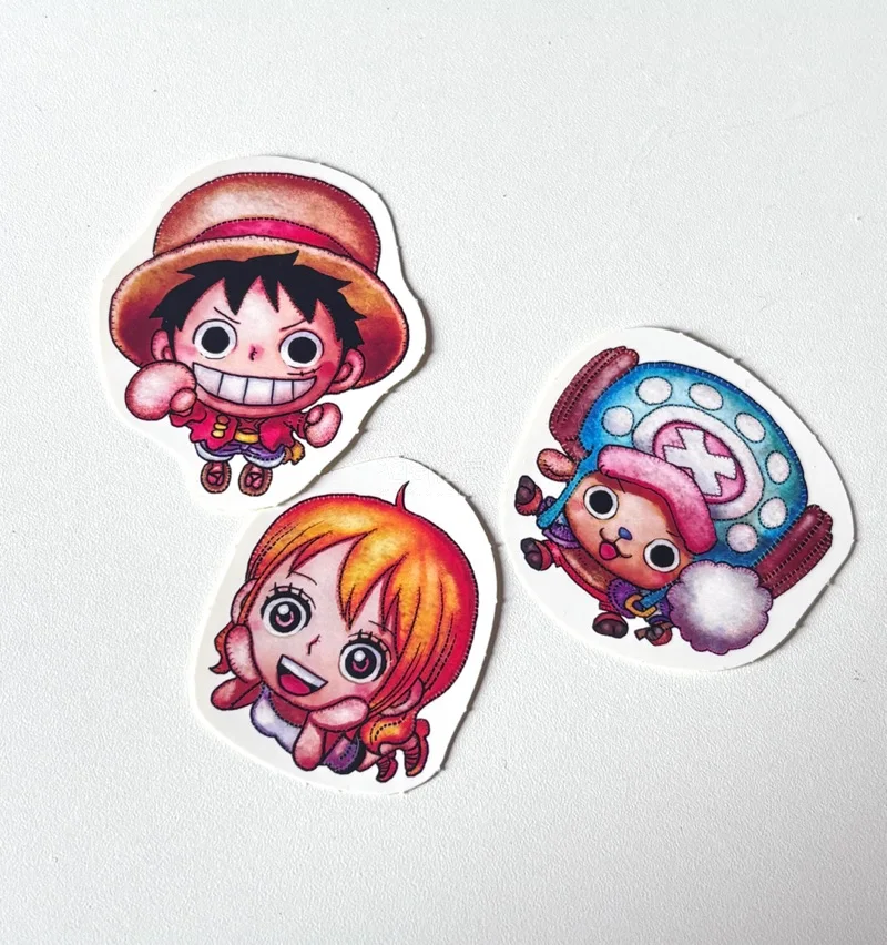 终于收到小银的手办和路飞的生日立牌啦，小银手办的脸圆嘟嘟的太可爱了，路飞的立牌这个烫金设计真的让人无法拒绝，很帅啊，摆在桌上直接氛围感拉满～还有软乎乎的 Q 版贴纸，画风可爱到犯规，贴在笔记本、手账上都超合适，每一张都好喜欢！
整体购物体验满分，物流速度快，包装严实...