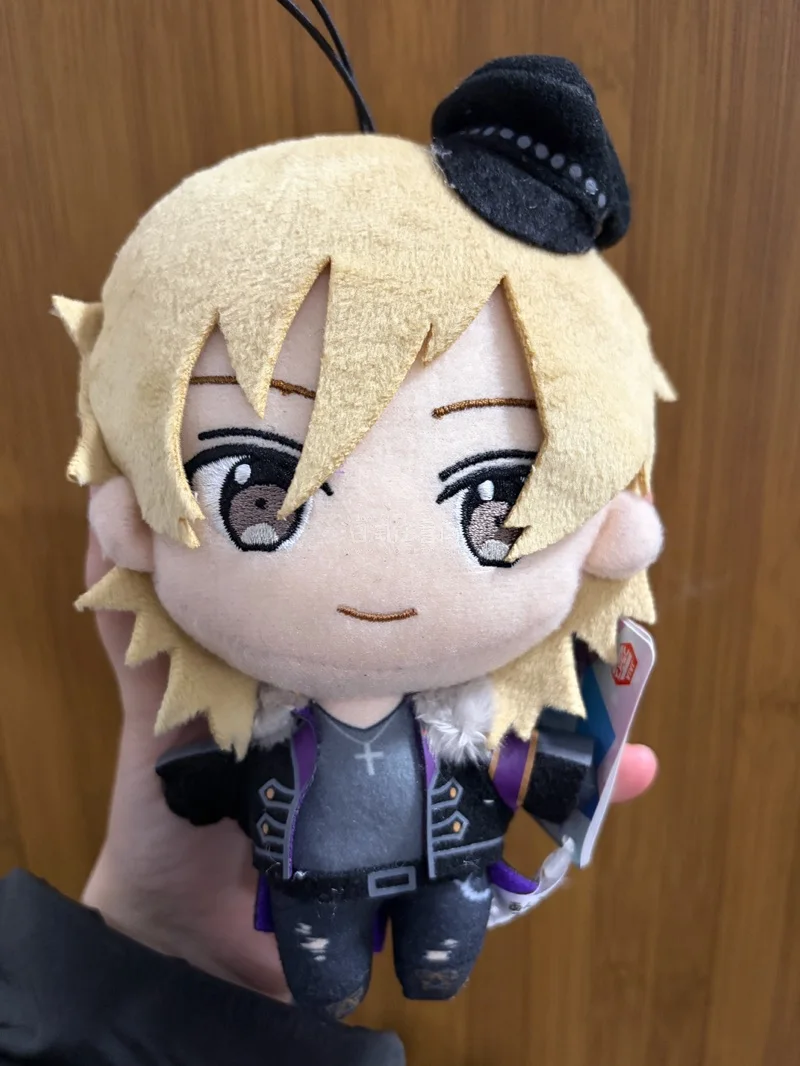 虽然再贩后目前市价已有跳水趋势，
但确实如当初所料四贩的脸感觉品控更不稳定。
尽管家中已有初贩二贩娃，
考虑到之后三贩也是绝版了还是多入了几只。
niki这只脸很萌就是眼睛下面有个胶水痕，
总体品相都很满意，也谢谢樱花妹没有一图多卖都给我发的照片上的宝宝。
等四贩价...