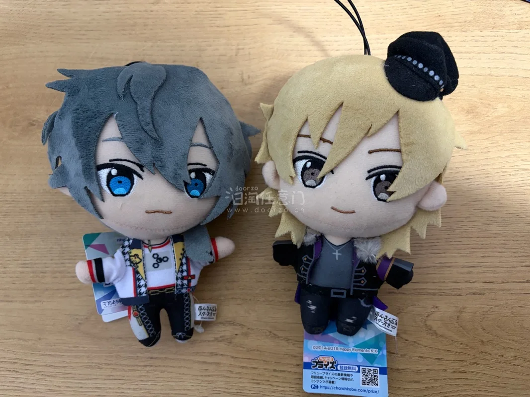 虽然再贩后目前市价已有跳水趋势，
但确实如当初所料四贩的脸感觉品控更不稳定。
尽管家中已有初贩二贩娃，
考虑到之后三贩也是绝版了还是多入了几只。
niki这只脸很萌就是眼睛下面有个胶水痕，
总体品相都很满意，也谢谢樱花妹没有一图多卖都给我发的照片上的宝宝。
等四贩价...