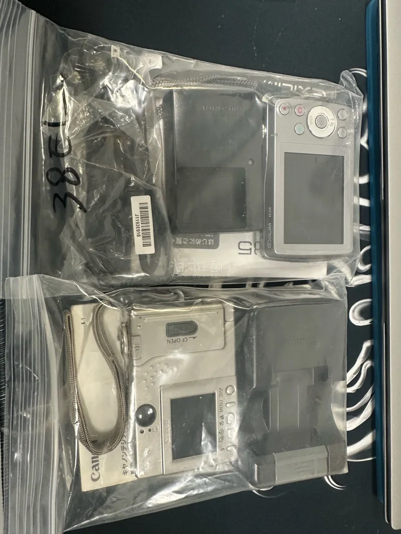 第一次买ccd，比较担心运输问题，虽然一波三折，但最后还是成功合单发出了。不知道ccd一次性能够有几块电池。到手后成色很不错，日本的相机保存都很好。可以卡西欧闪光灯有点小毛病。佳能维修了下已经能够使用，性价比高