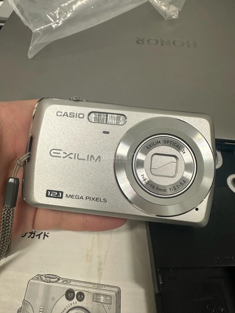 第一次买ccd，比较担心运输问题，虽然一波三折，但最后还是成功合单发出了。不知道ccd一次性能够有几块电池。到手后成色很不错，日本的相机保存都很好。可以卡西欧闪光灯有点小毛病。佳能维修了下已经能够使用，性价比高