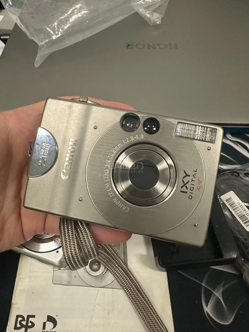 第一次买ccd，比较担心运输问题，虽然一波三折，但最后还是成功合单发出了。不知道ccd一次性能够有几块电池。到手后成色很不错，日本的相机保存都很好。可以卡西欧闪光灯有点小毛病。佳能维修了下已经能够使用，性价比高