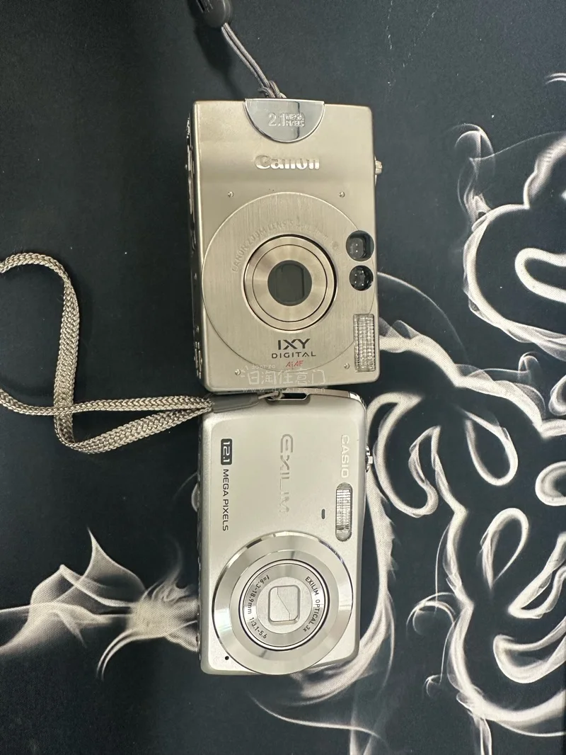 第一次买ccd，比较担心运输问题，虽然一波三折，但最后还是成功合单发出了。不知道ccd一次性能够有几块电池。到手后成色很不错，日本的相机保存都很好。可以卡西欧闪光灯有点小毛病。佳能维修了下已经能够使用，性价比高