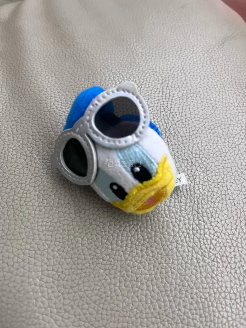 这次依旧到的一批米奇的周边吗，贴纸、摆件、小戒指等等，各种各样的小玩意儿都有，成色和价格也是一如既往的香，物流狠狠快